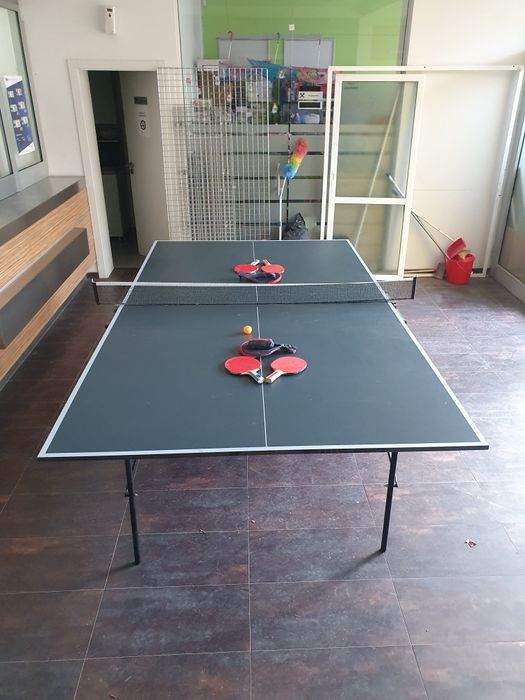 Тенис маса за закрито , без абсолютно никакви следи от употреба .