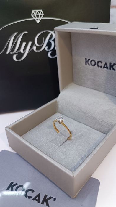 Златни годежни пръстени с диаманти