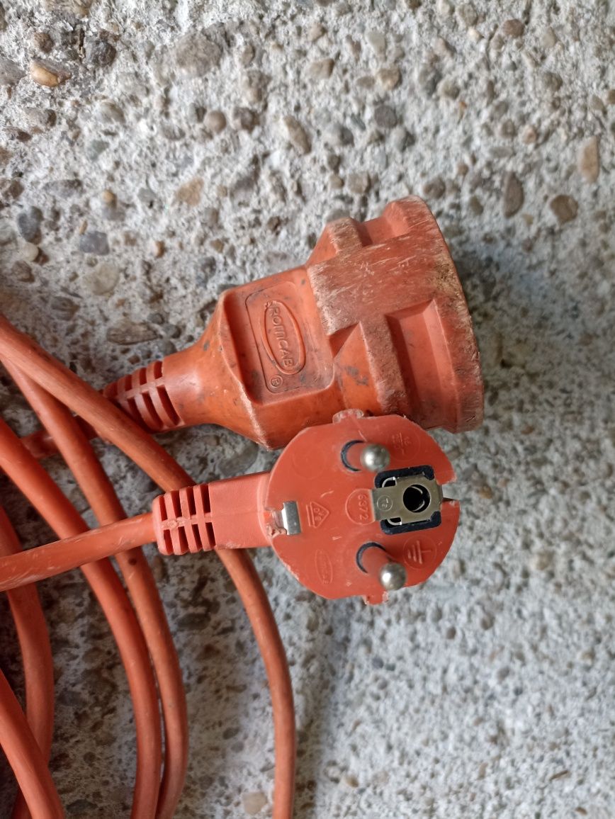 Cablu prelungitor (portocaliu de șantier), lungime 47ml, stare buna.