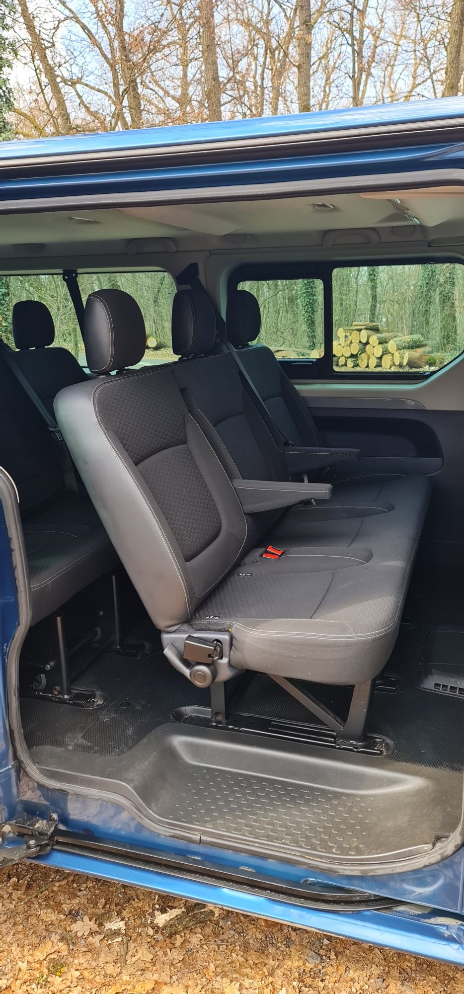 Inchiriez microbus 8+1