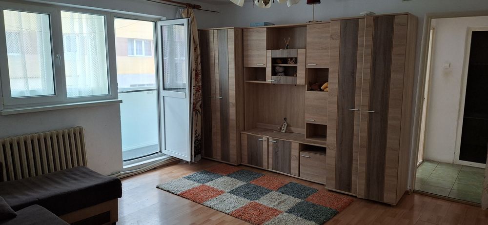 Închiriez apartament două camere , etaj 2