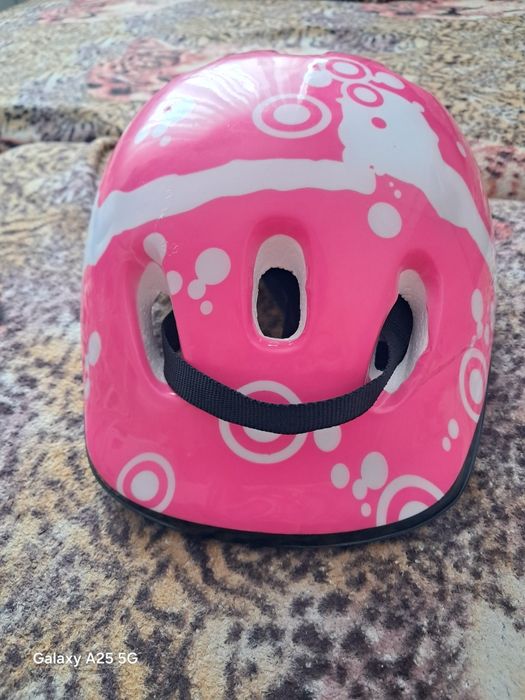 Бесплатно Шлем для езды на роликах, велосипед, самокат и так далее.