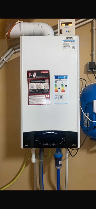 Placă electronică și vană de gas pentru centrala din poză ARISTON.