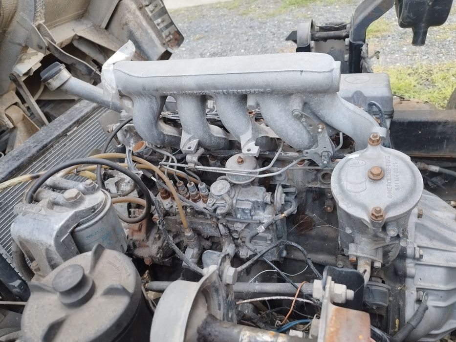 Vând Nisan /dezmembrez și cutie viteză motor 4000