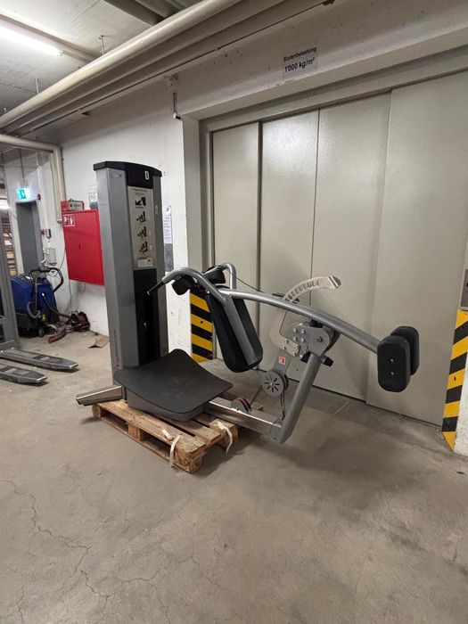 Фитнес уреди Freemotion машина за клекове