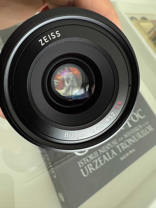 Obiectiv Zeiss Loxia 35mm f/2 | Montură Sony E-Mount