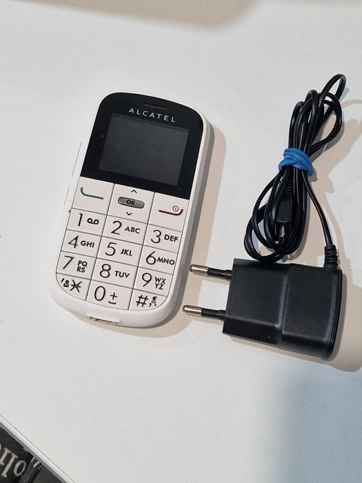 Super telefon cu butoane mari și display generos