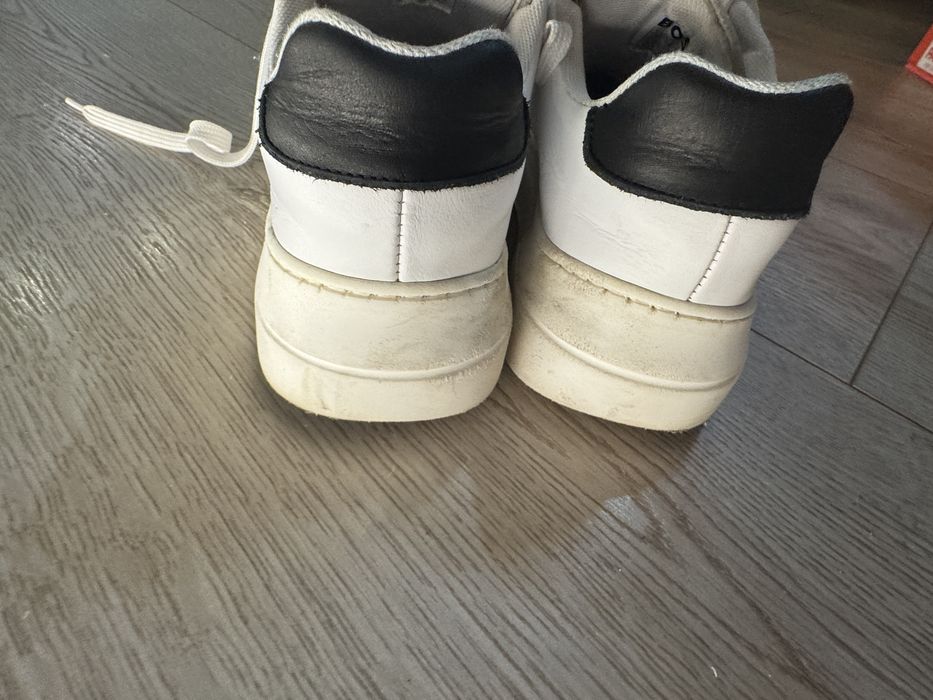 Sneakers Boss maimes 37 copii