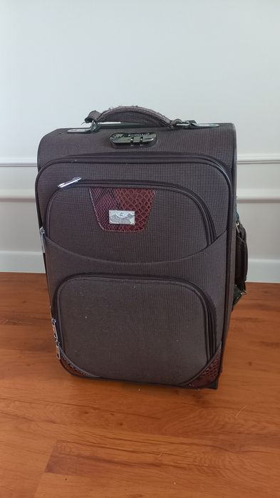 Чемодан дорожный