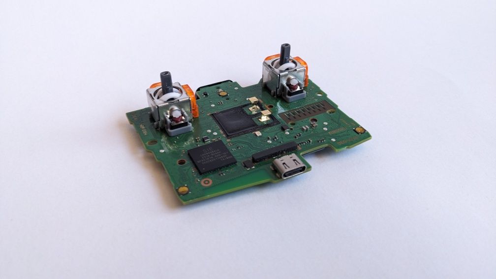 Продавам контролер DualSense за PS5 с TMR (като Hall effect) стикове.