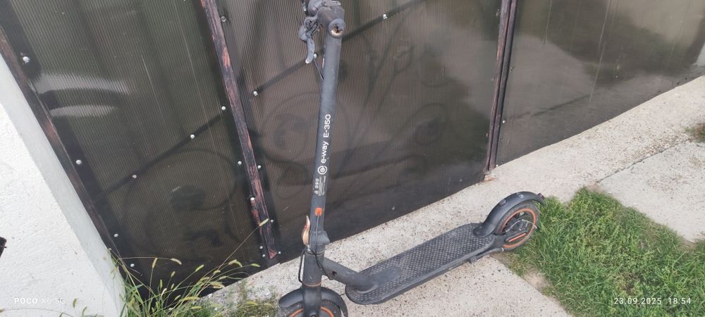 Oferta! Cumperi o trotineta primești 2