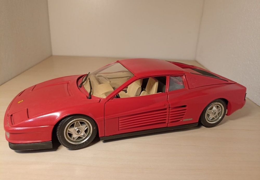 Ferrari testarossa 1984
Scara 1:18
Producător bburago
Material metal+p