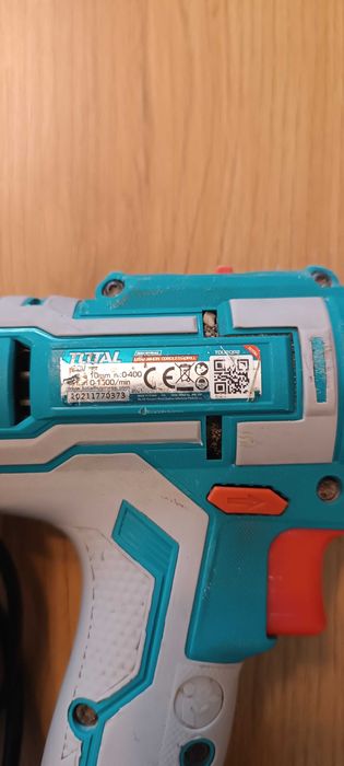 Винтоверт Total с две батерии и зарядно устройство работи без забележк