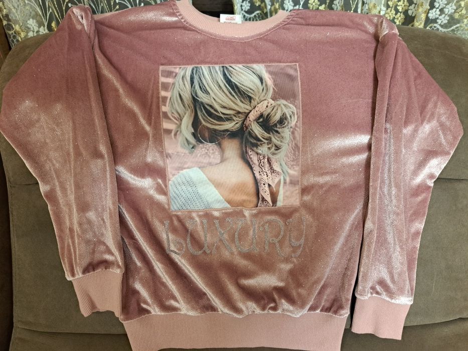 Предлажам красива блестяща блуза за момиче на 9-10г.