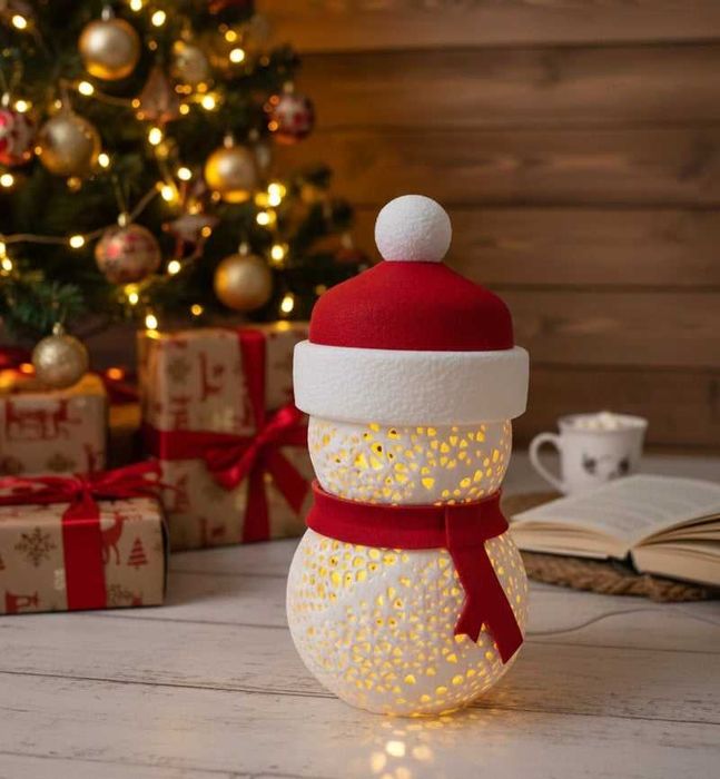 Om de zăpadă cu lumina caldă interioară