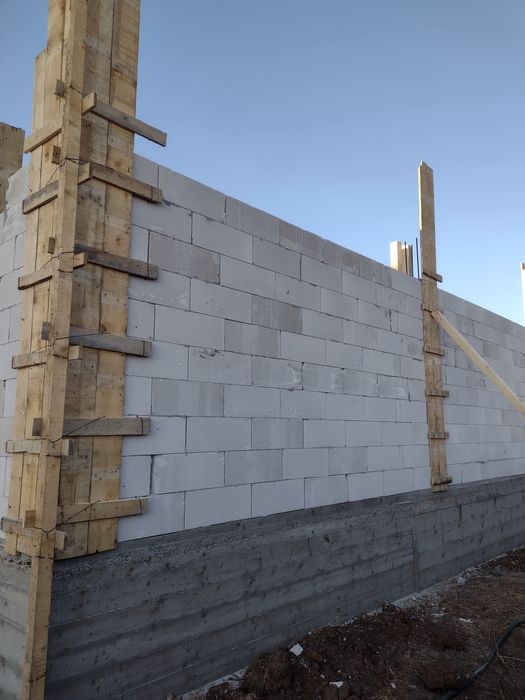 Echipa meseriasi construcții execut case la roșu finisaje interioare