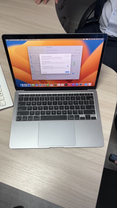 MacBook Air в отличном состоянии, работает без нареканий, имеется все