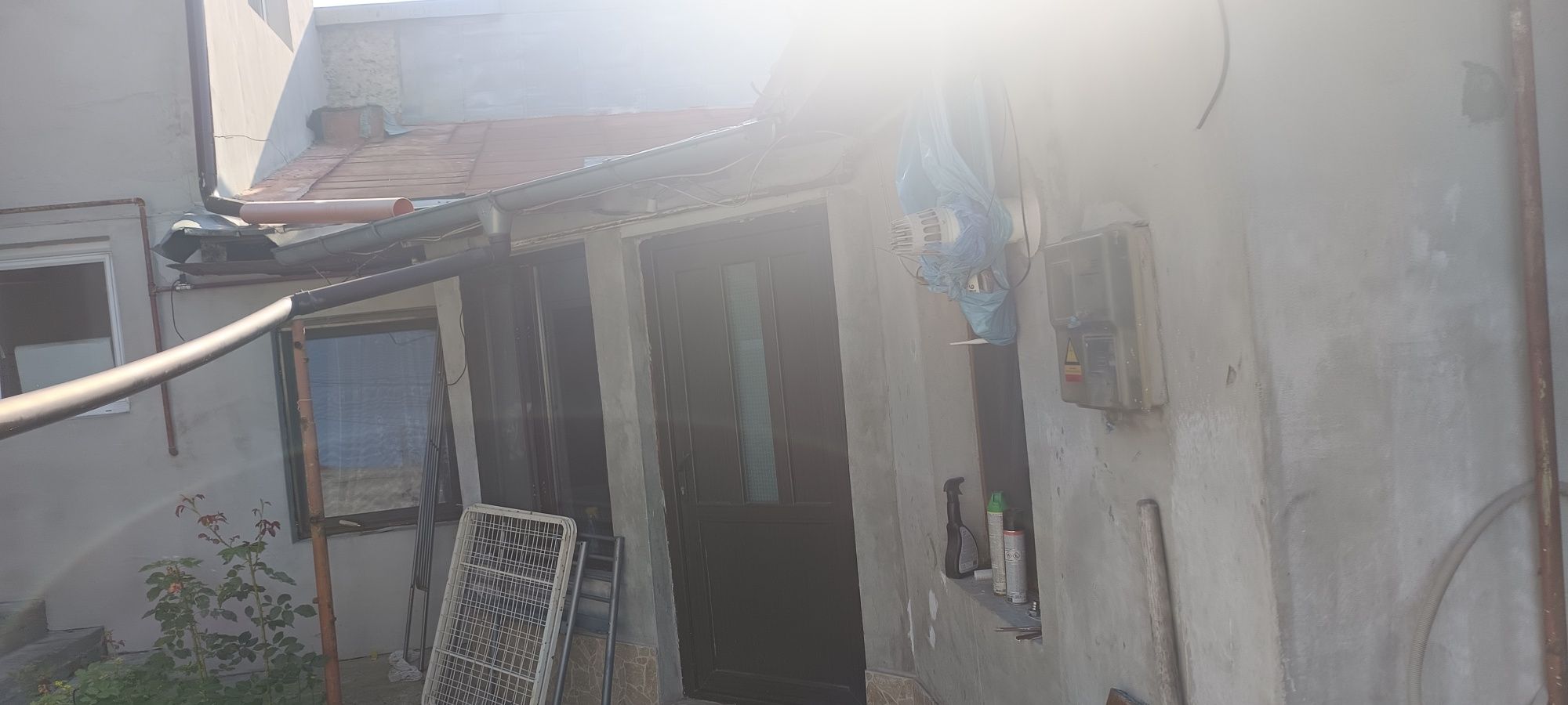 Închiriez casa la curte