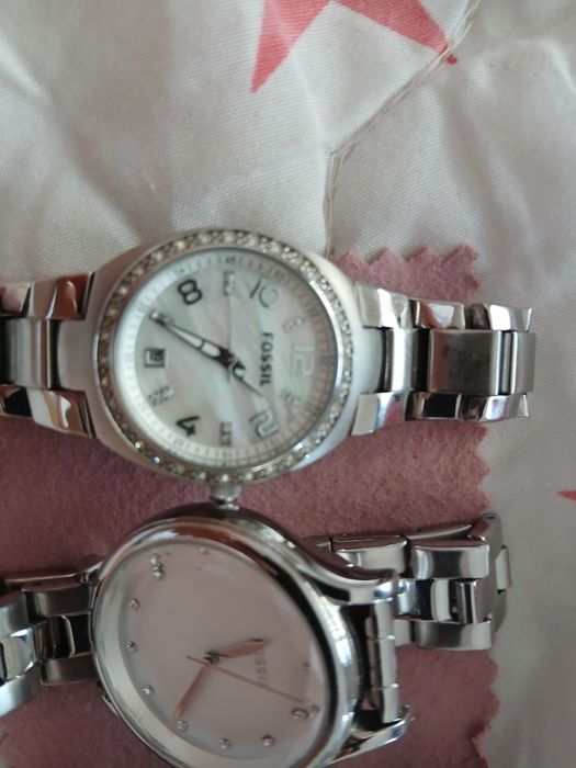 Vand 3 ceasuri dama : tissot automatic,fossil analogic