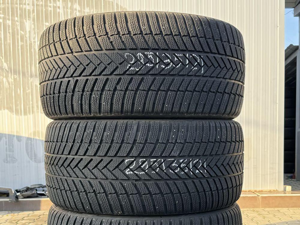 4бр Почти нови зимни гуми Bridgestone 295/35/21