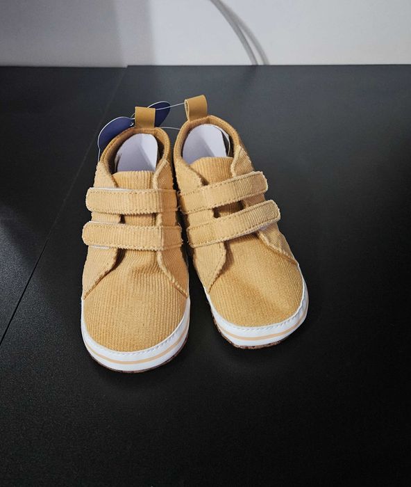 Sneakersi galbeni 7-12 luni