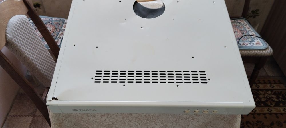 Вытяжка Turbo на кухню в рабочем состоянии.