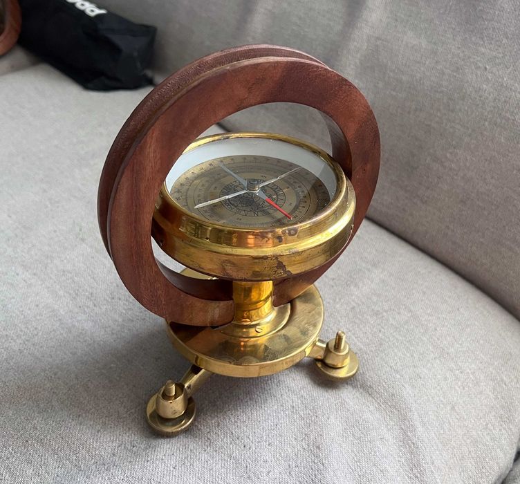 Barometru marin vintage London pe cardan, alamă + suport 3 picioare