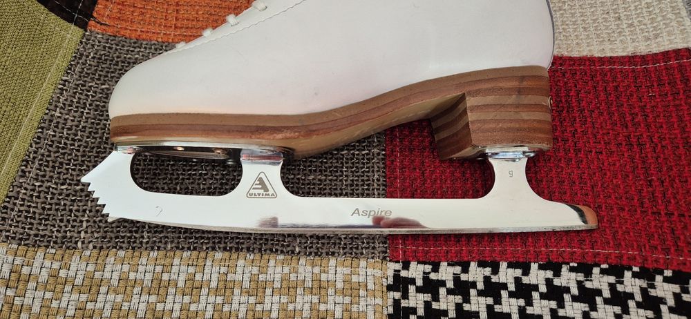 Patine artistice Jackson Freestyle 4 1/2 (35) cu lama Aspire 9