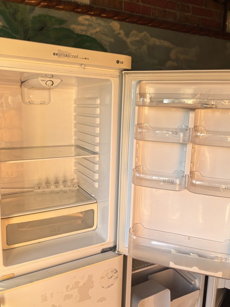 Продам холодильник не работает