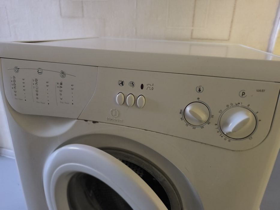 Отдам стиральную машину Indesit