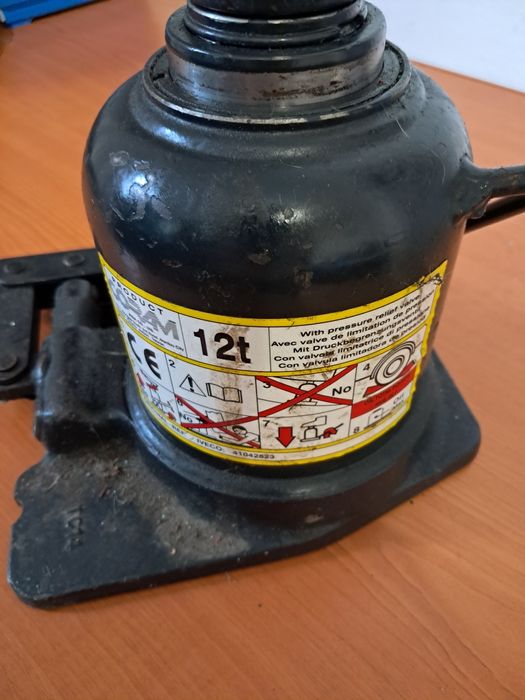 Vand cric 12 tone original Iveco