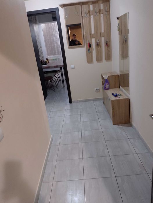 Închiriez apartament cu 2 camere