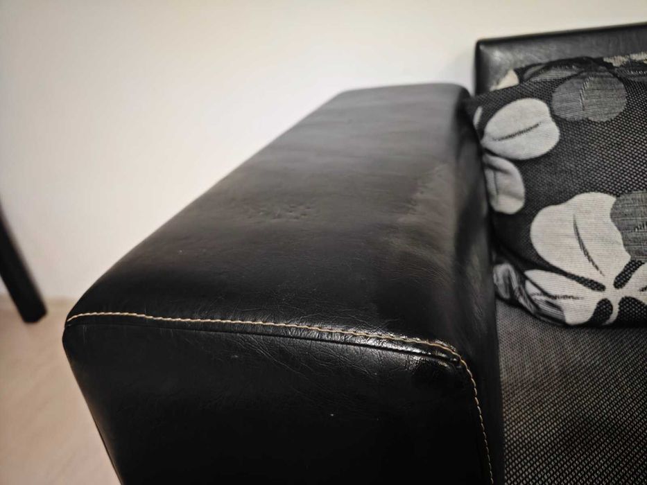 Ъглов разтегателен диван и 4 кожени стола