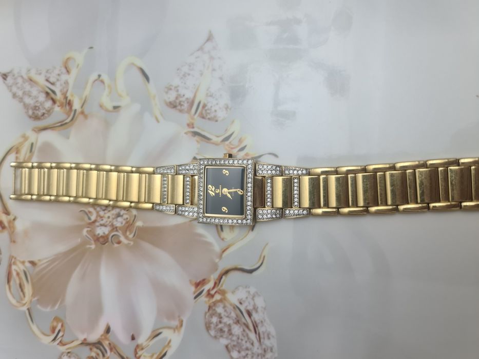 Продам женские швейцарские часы