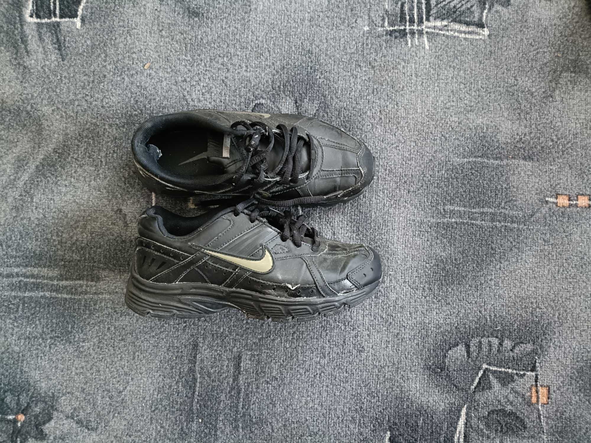 Vând adidași Nike