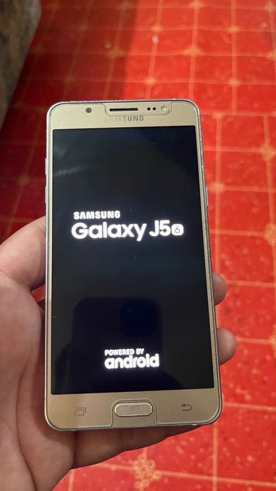 продавам Samsung Galaxy J5 2016