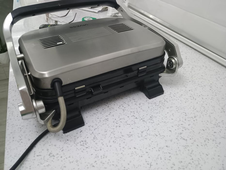 Grill VIVES,electric, placi antiaderente detașabile