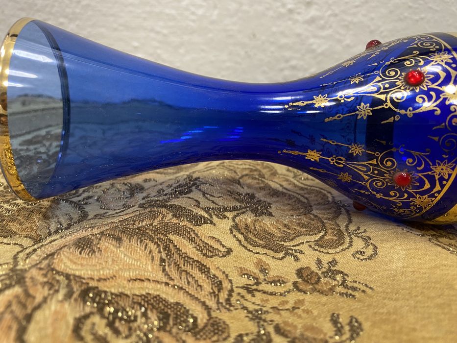 Италианска ваза изрисувана със златни бои