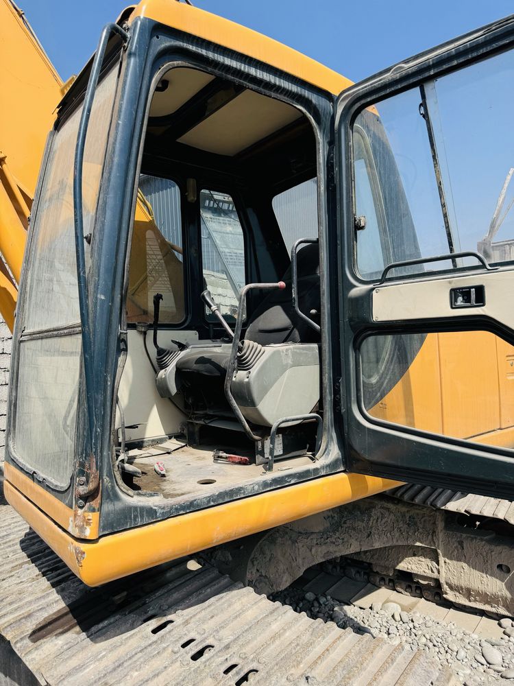 Экскаватор гусеничный Komatsu PC220