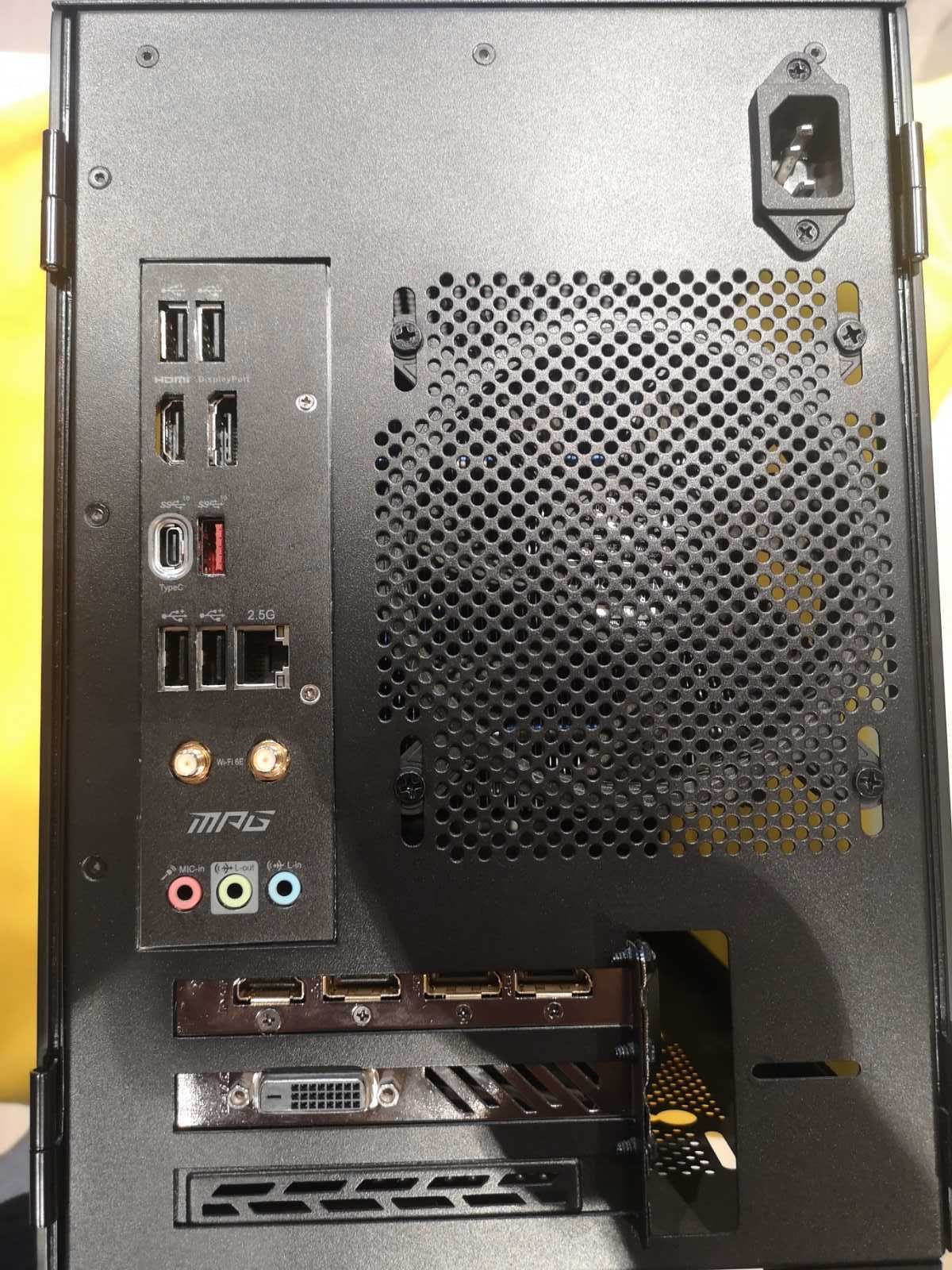 RAZER Tomahawk Mini-ITX PC - цял компютър