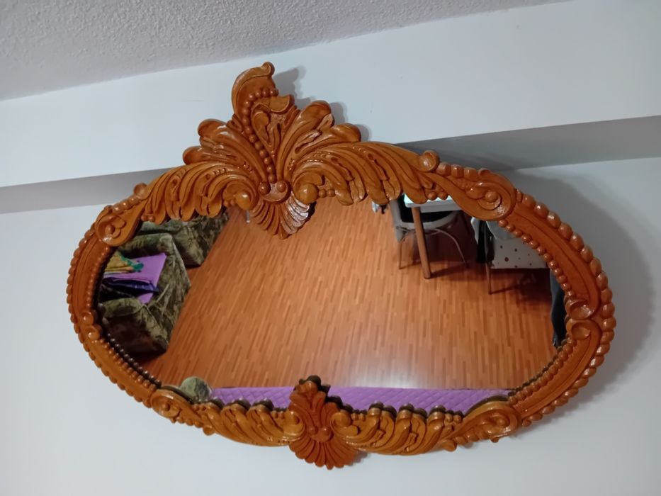 Oglinda de perete cu rama din lemn lacuit