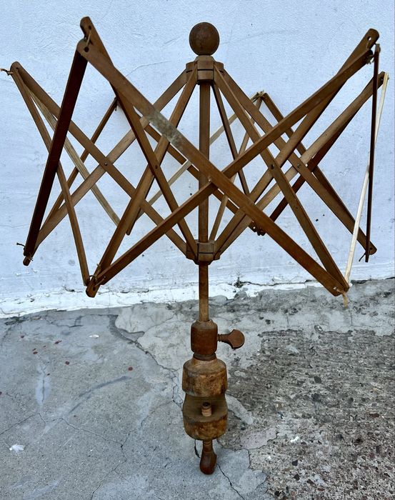 Vartelinta veche din lemn lucrat traditional.