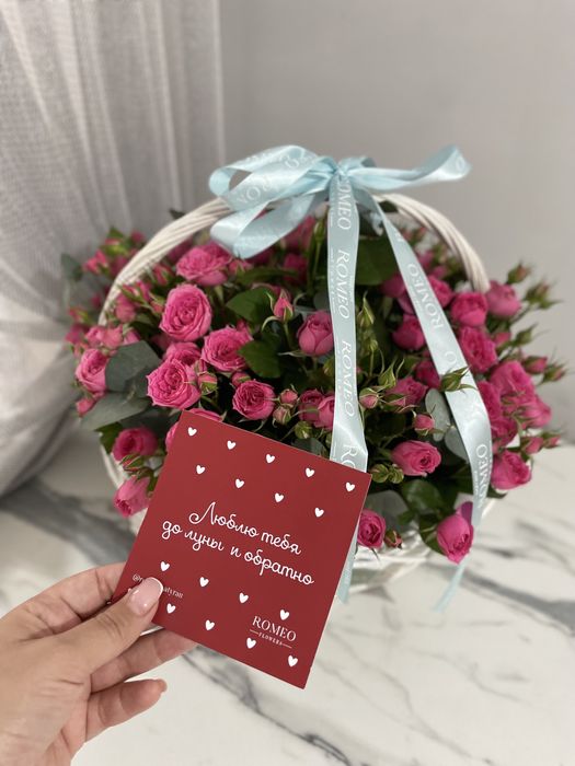 Продам свежие букеты в корзине