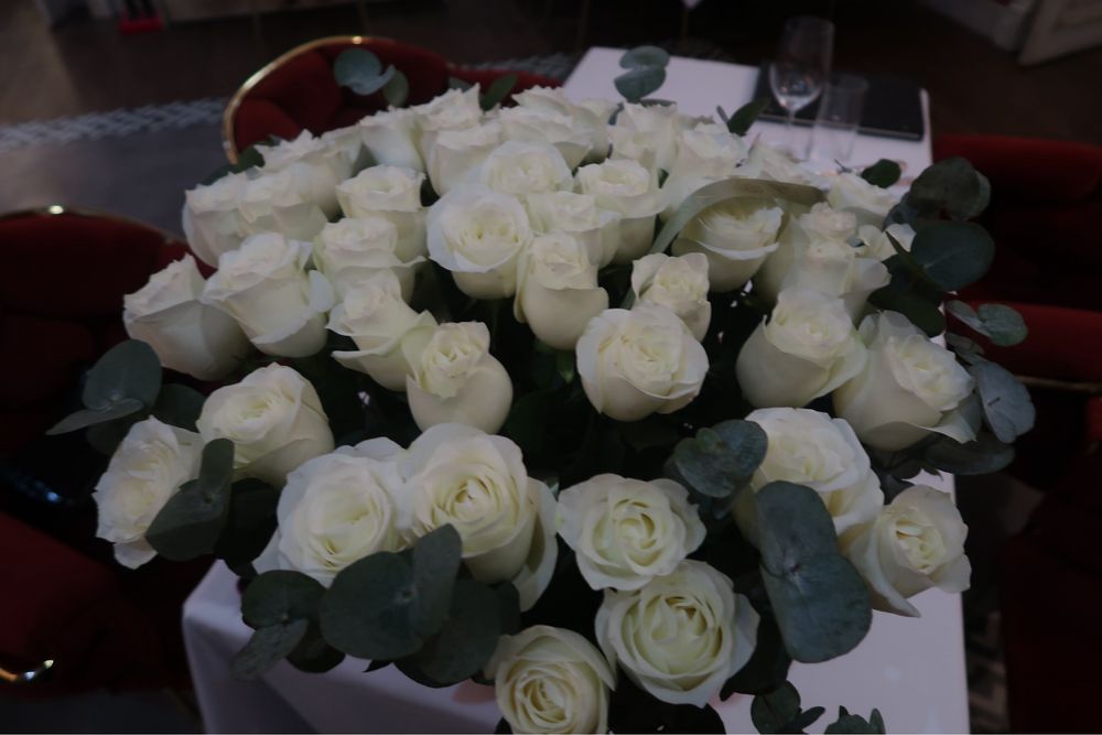 Белые розы свежие 51 роза вместе с корзиной