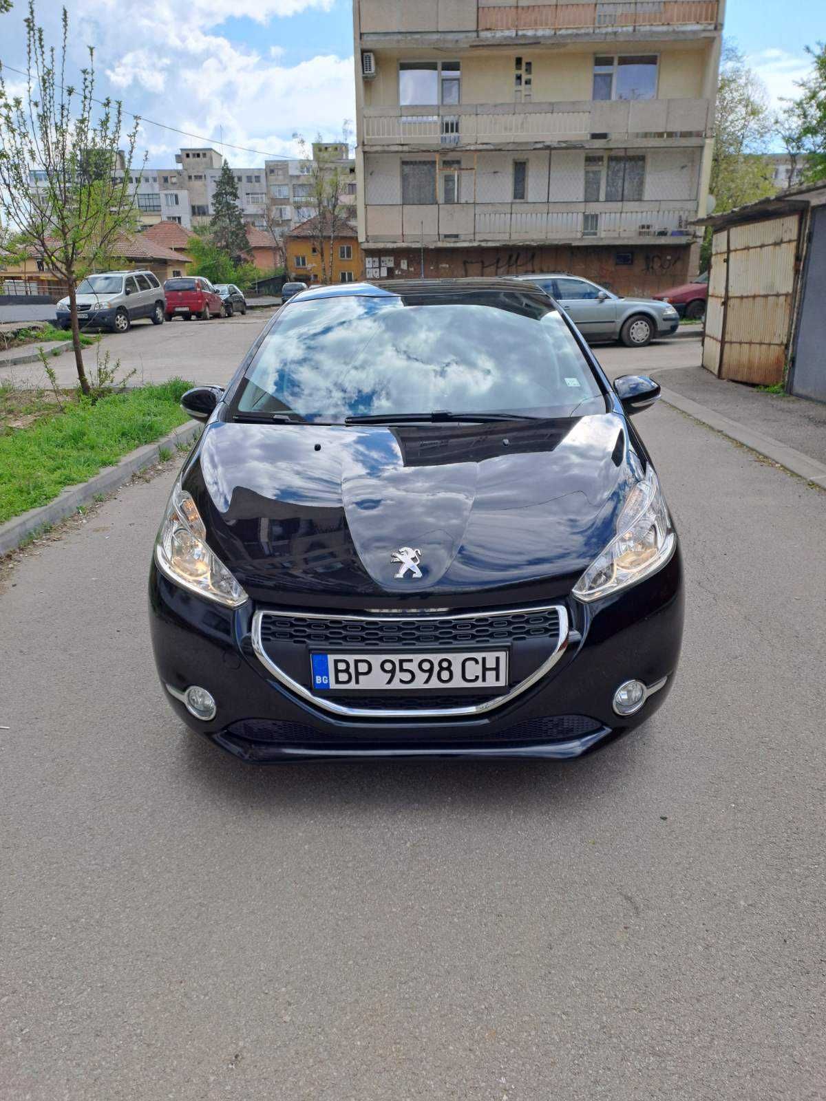 Продавам Peugeot 208
