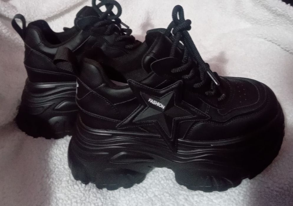 Vând adidași cu platformă