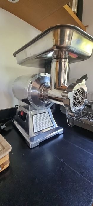 Masina de Tocat Carne Industriala 300kg / ora Full Inox