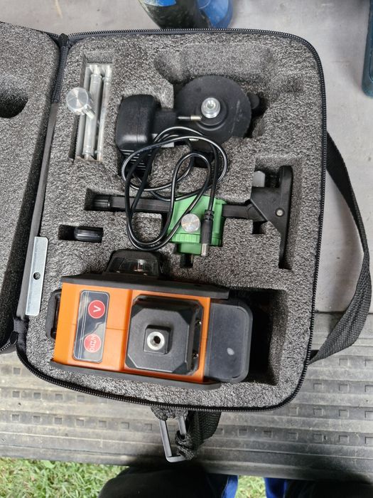 Nivelă laser 360° verde cu accesorii