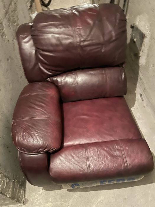 Два броя двойни канапета кожа.. едното двойно е със релакс  механизъм!