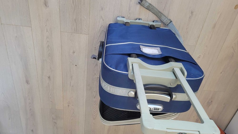 Troler mare albastru